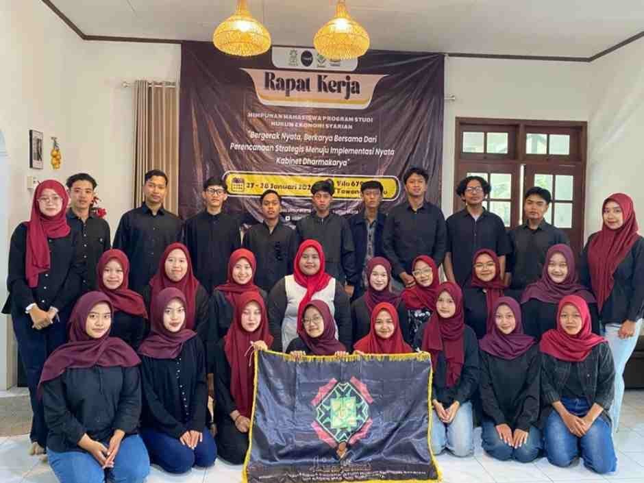 Kabinet Dharma Karya HMPS HES Fakultas Syariah UIN Surakarta Selenggarakan Raker dan Makrab